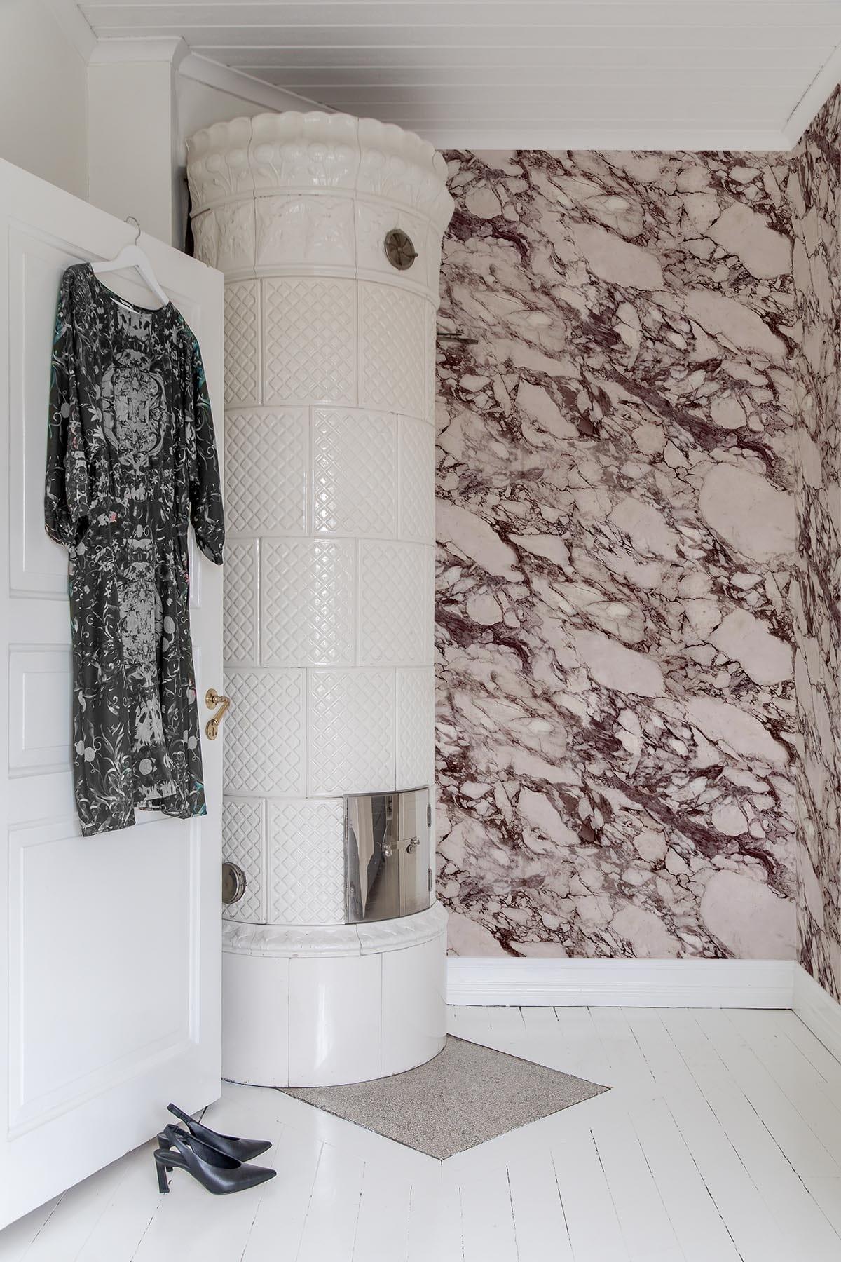  Calacatta Marble Burgundy