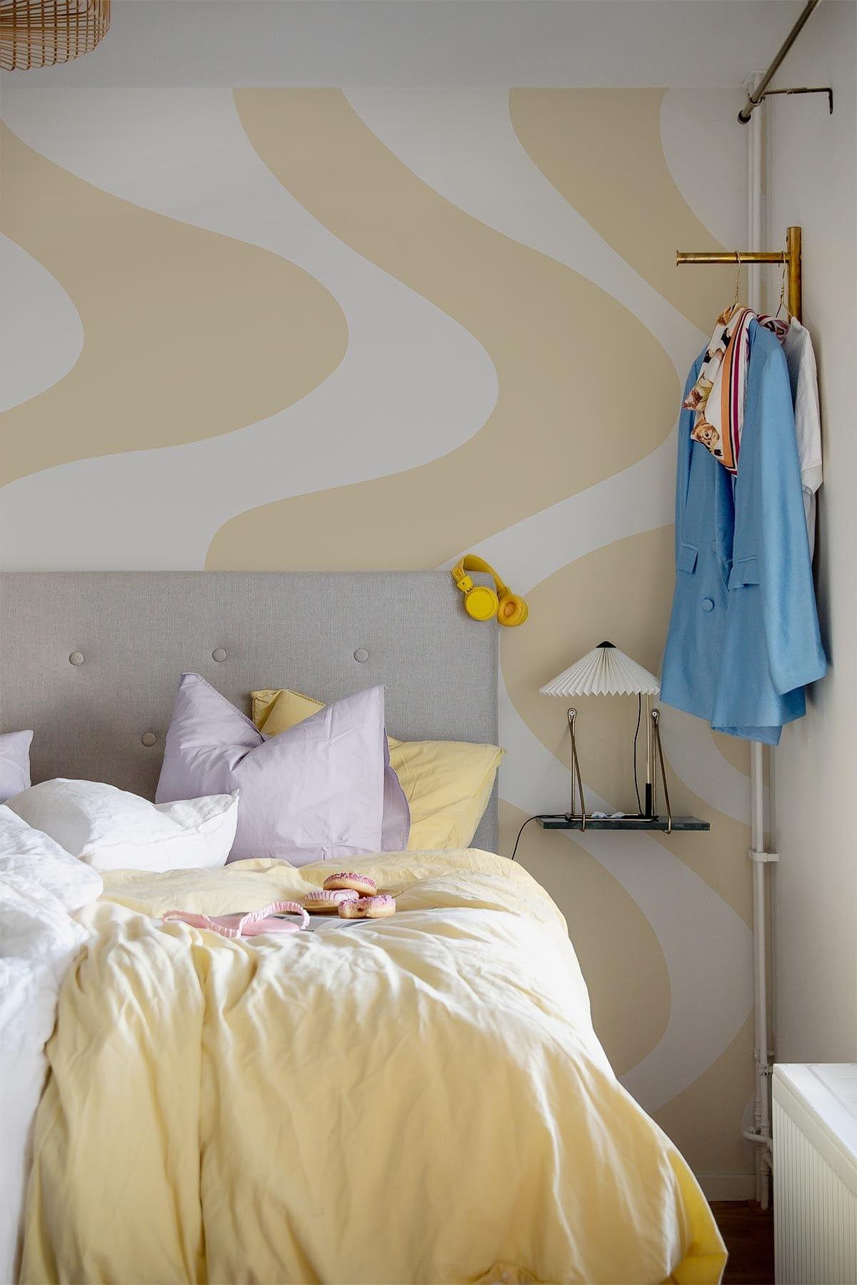  Curvy Pale Yellow