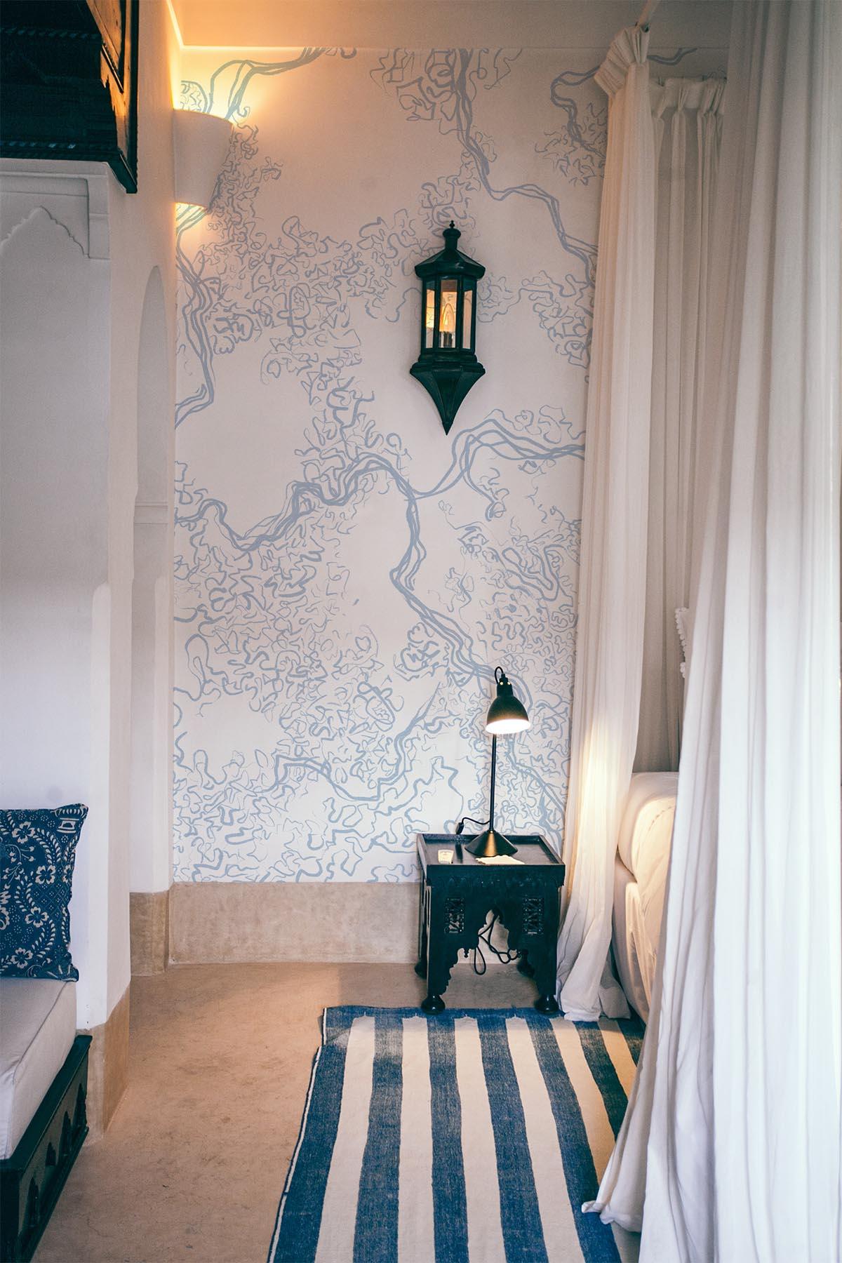  Abstract Sketch Light Blue