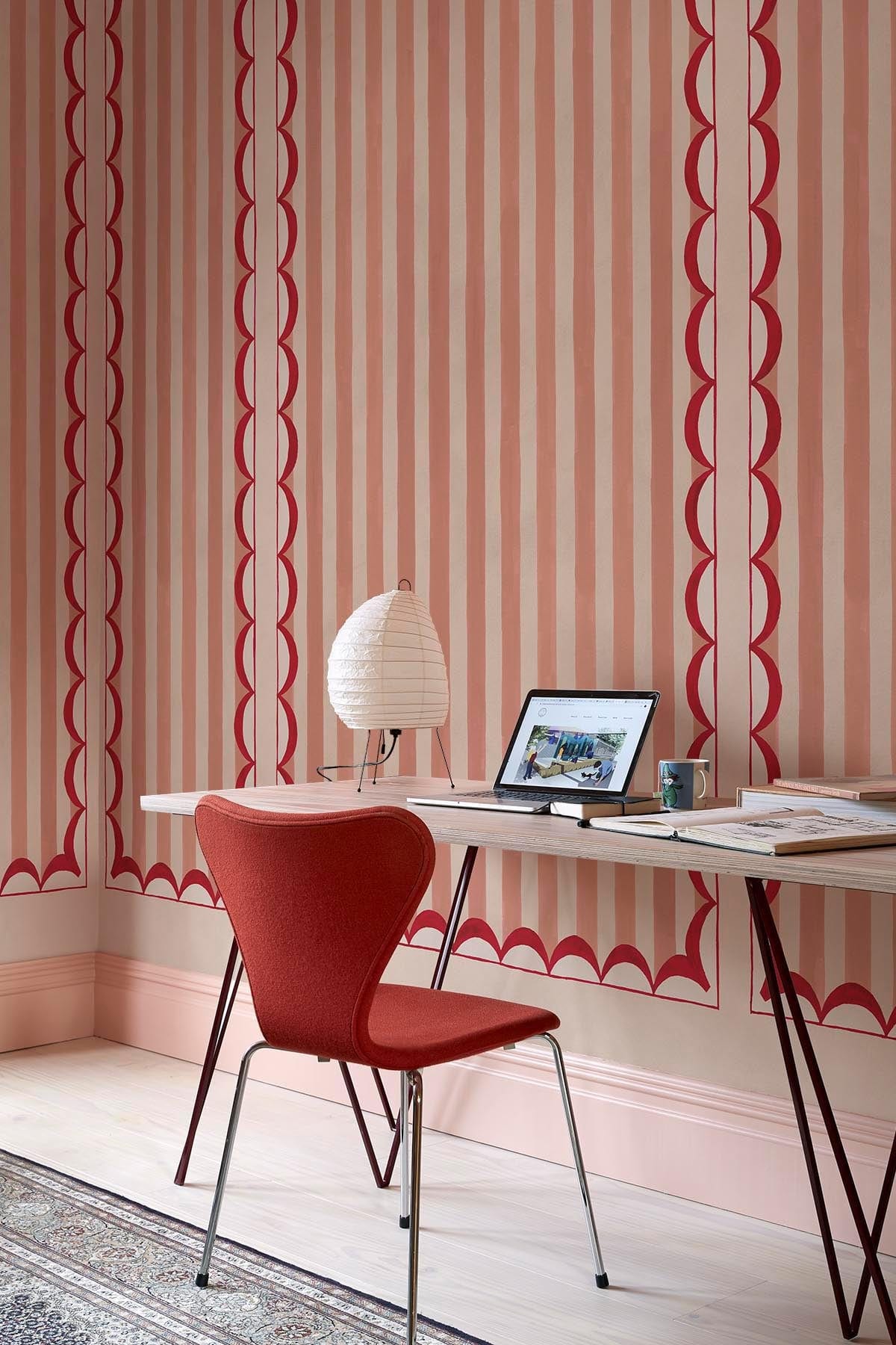  Scallop Panel Pink/Red
